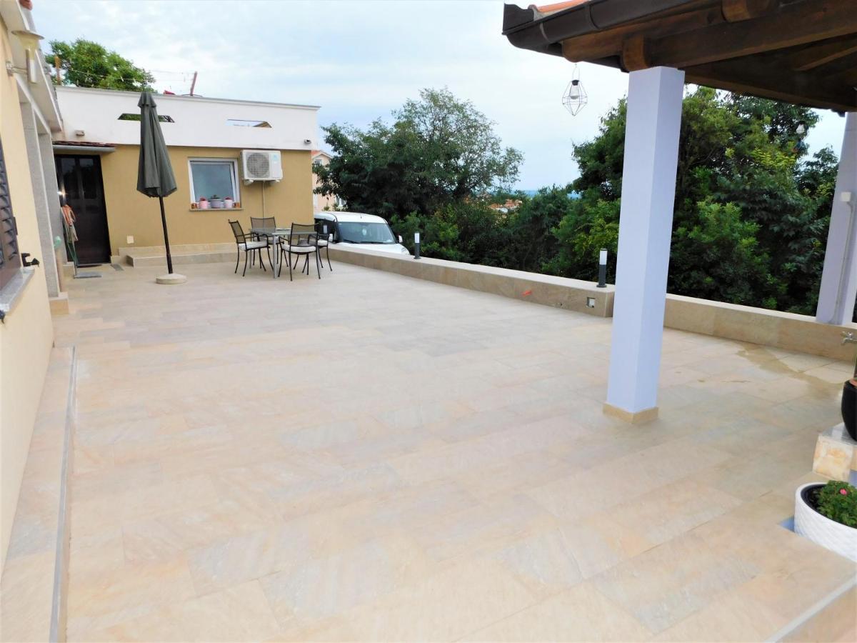 Apartman "Sabine Red" With Heated Pool Omisalj Exterior photo
