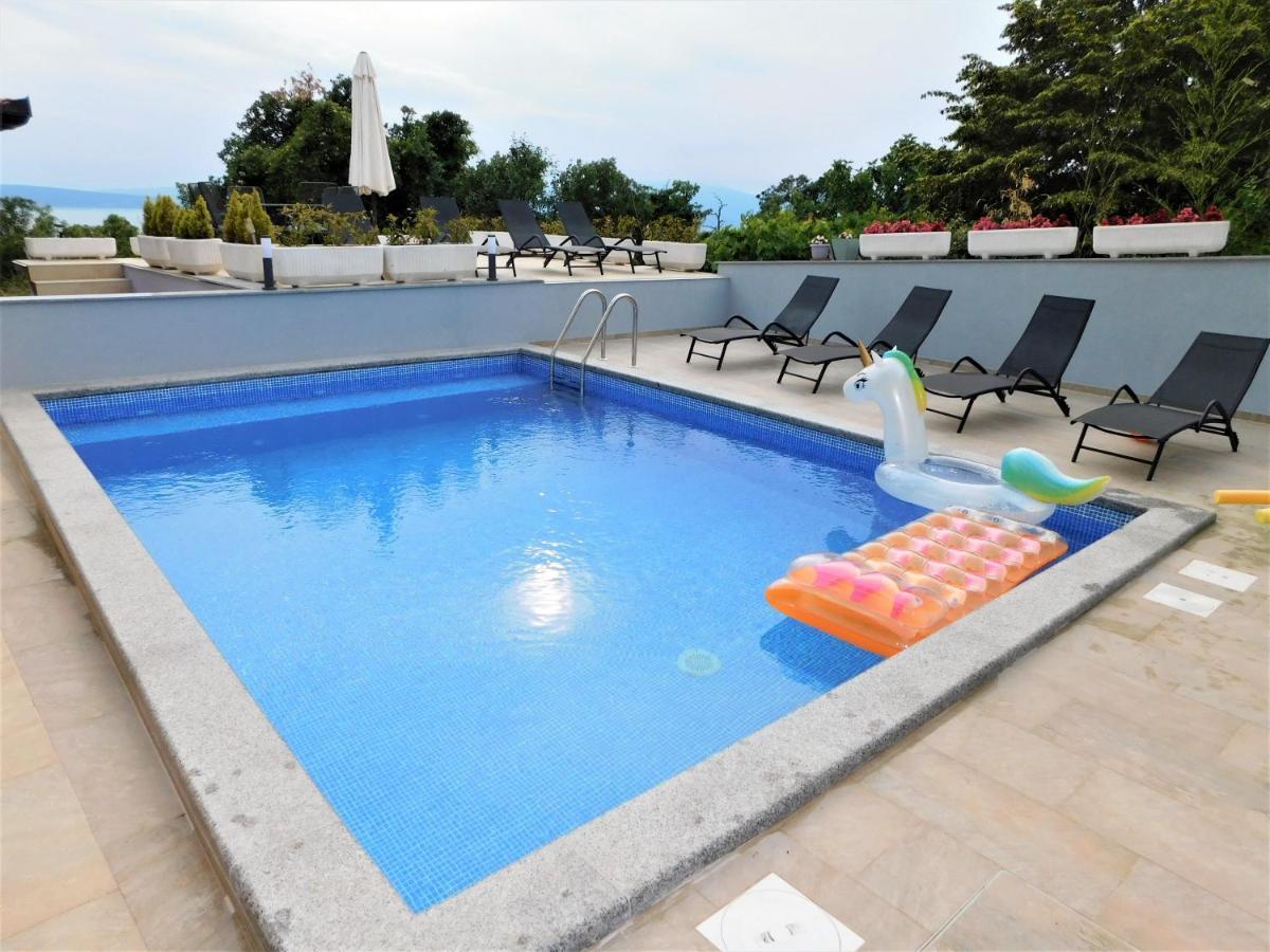 Apartman "Sabine Red" With Heated Pool Omisalj Exterior photo
