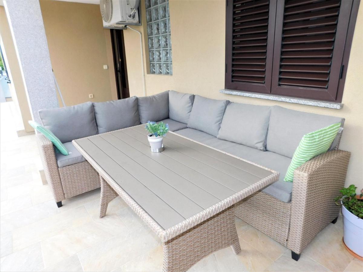 Apartman "Sabine Red" With Heated Pool Omisalj Exterior photo