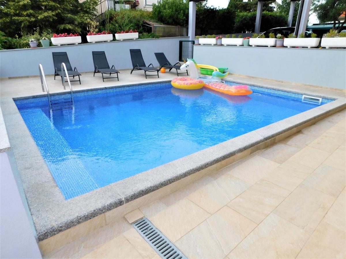 Apartman "Sabine Red" With Heated Pool Omisalj Exterior photo