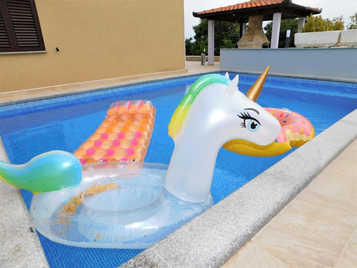 Apartman "Sabine Red" With Heated Pool Omisalj Exterior photo