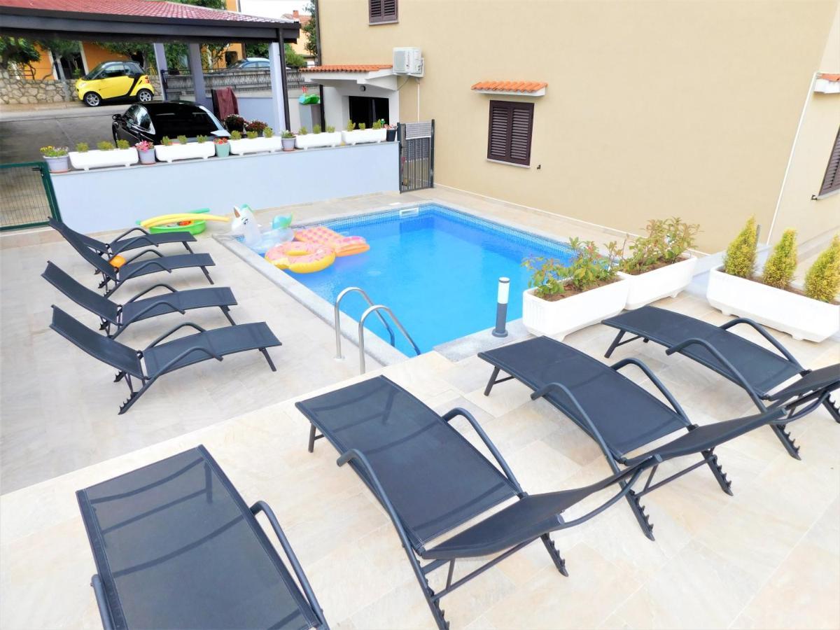 Apartman "Sabine Red" With Heated Pool Omisalj Exterior photo