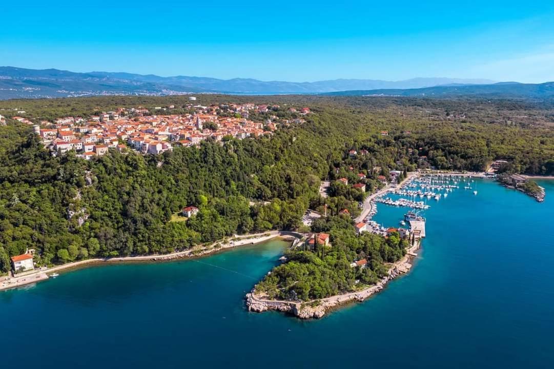 Apartman "Sabine Red" With Heated Pool Omisalj Exterior photo