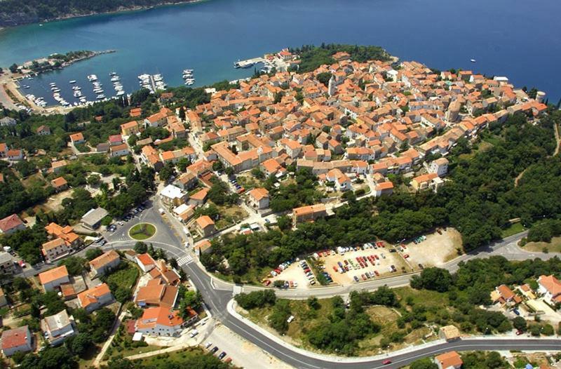 Apartman "Sabine Red" With Heated Pool Omisalj Exterior photo