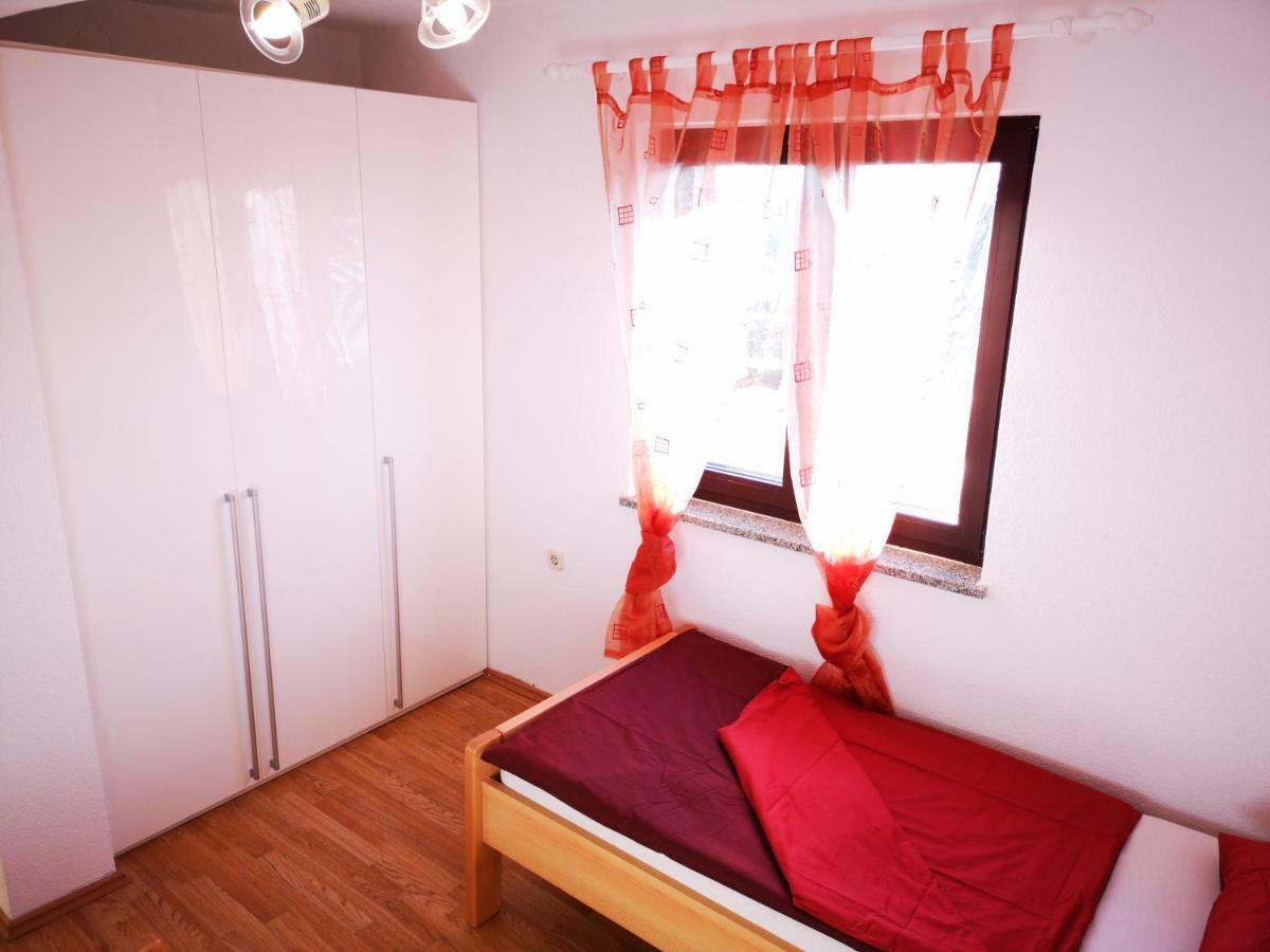 Apartman "Sabine Red" With Heated Pool Omisalj Exterior photo