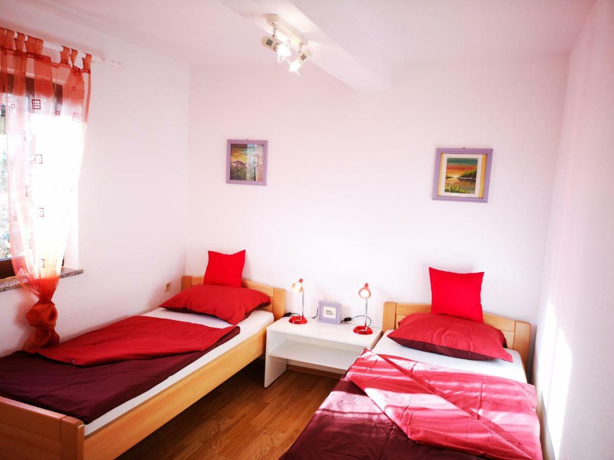 Apartman "Sabine Red" With Heated Pool Omisalj Exterior photo