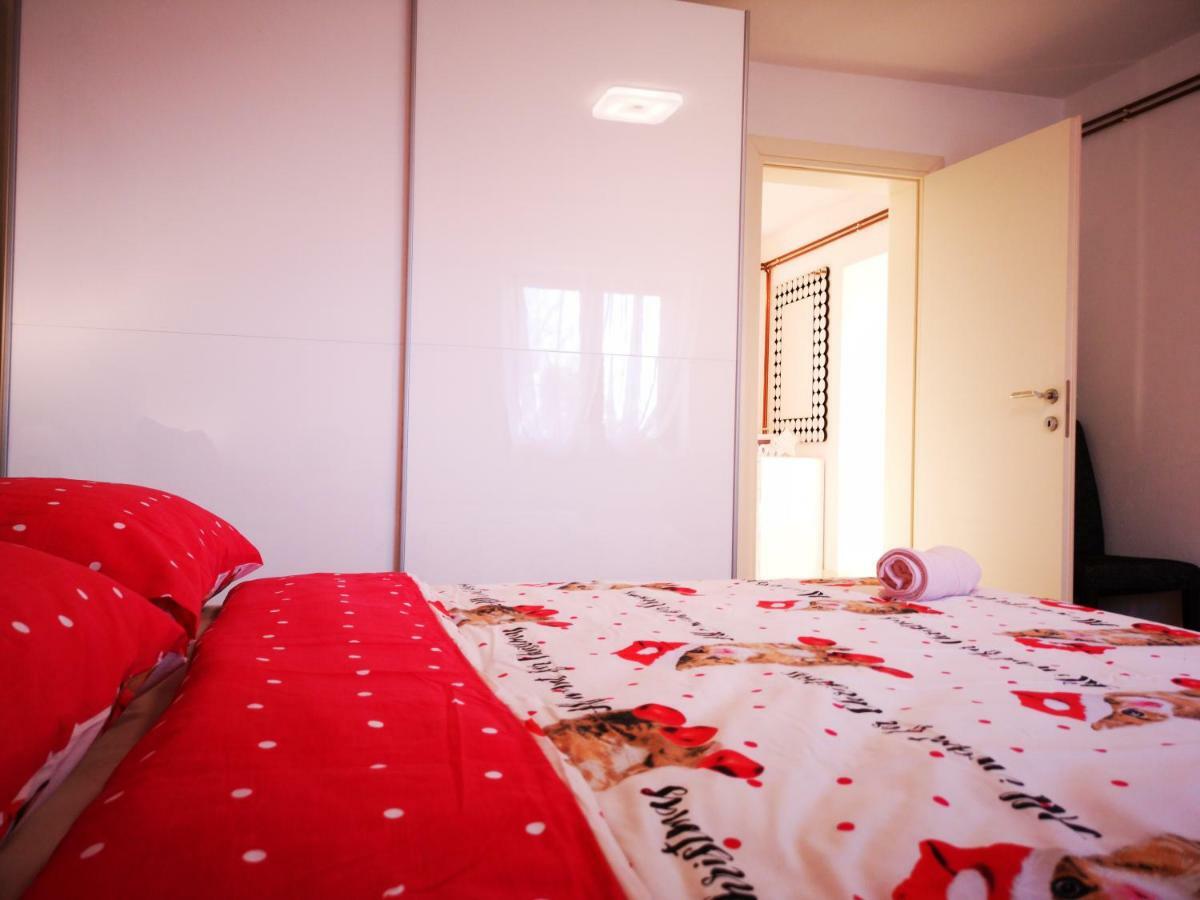 Apartman "Sabine Red" With Heated Pool Omisalj Exterior photo